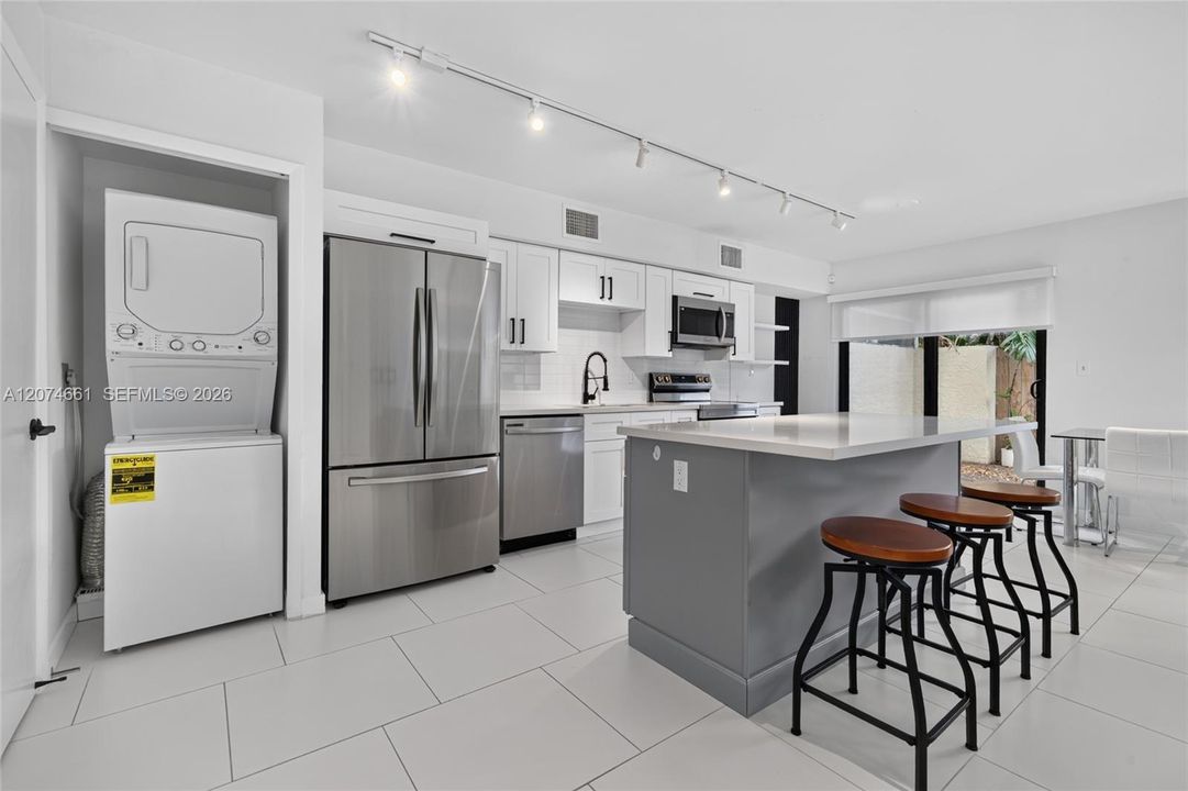 For Rent: $2,800 (2 beds, 1 baths, 1034 Square Feet)