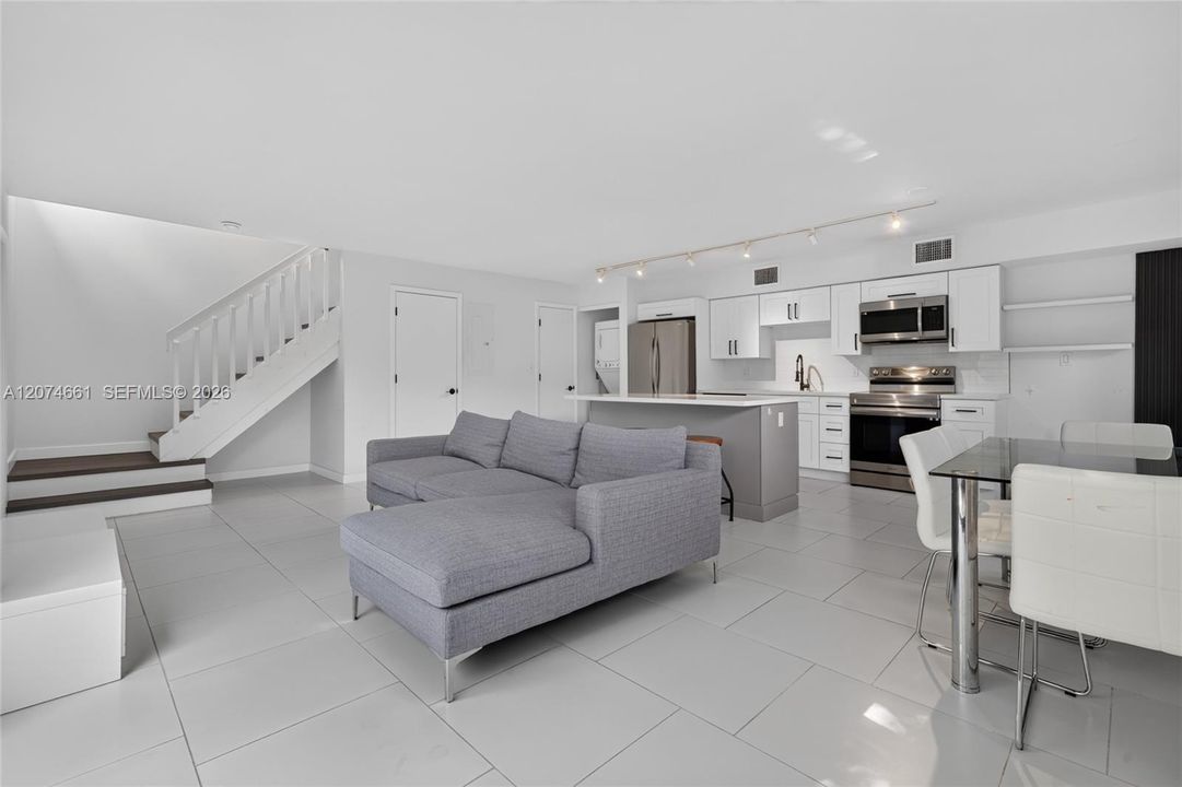 For Rent: $2,800 (2 beds, 1 baths, 1034 Square Feet)