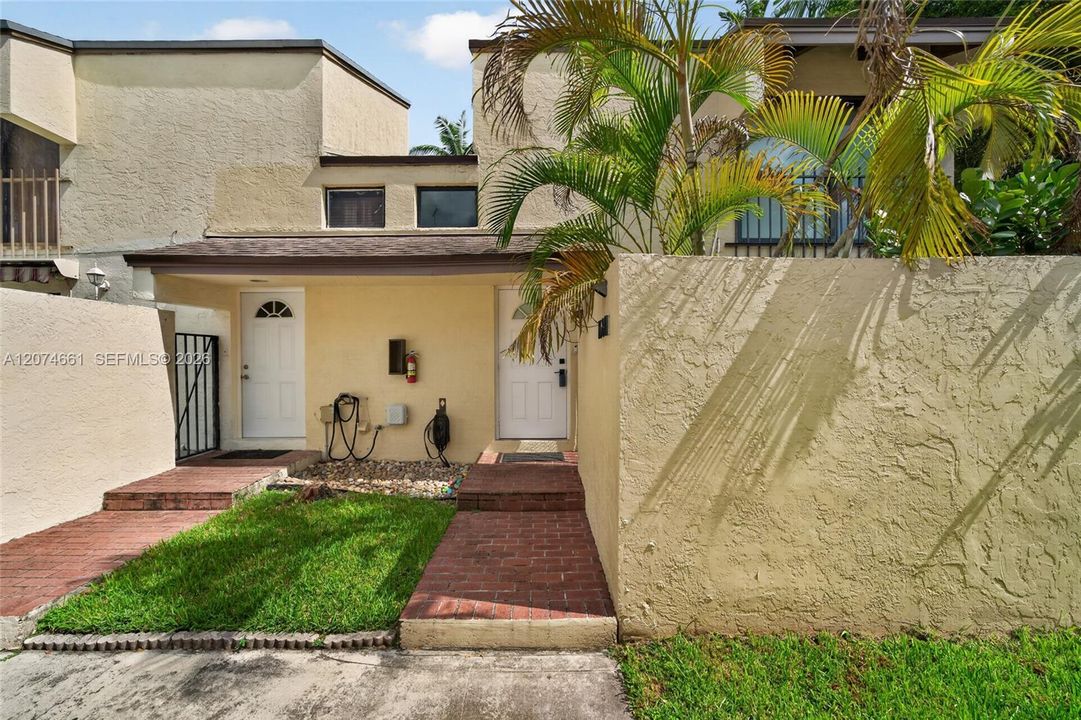 For Rent: $2,800 (2 beds, 1 baths, 1034 Square Feet)