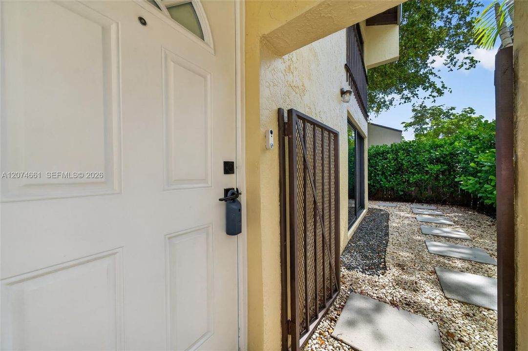 For Rent: $2,800 (2 beds, 1 baths, 1034 Square Feet)