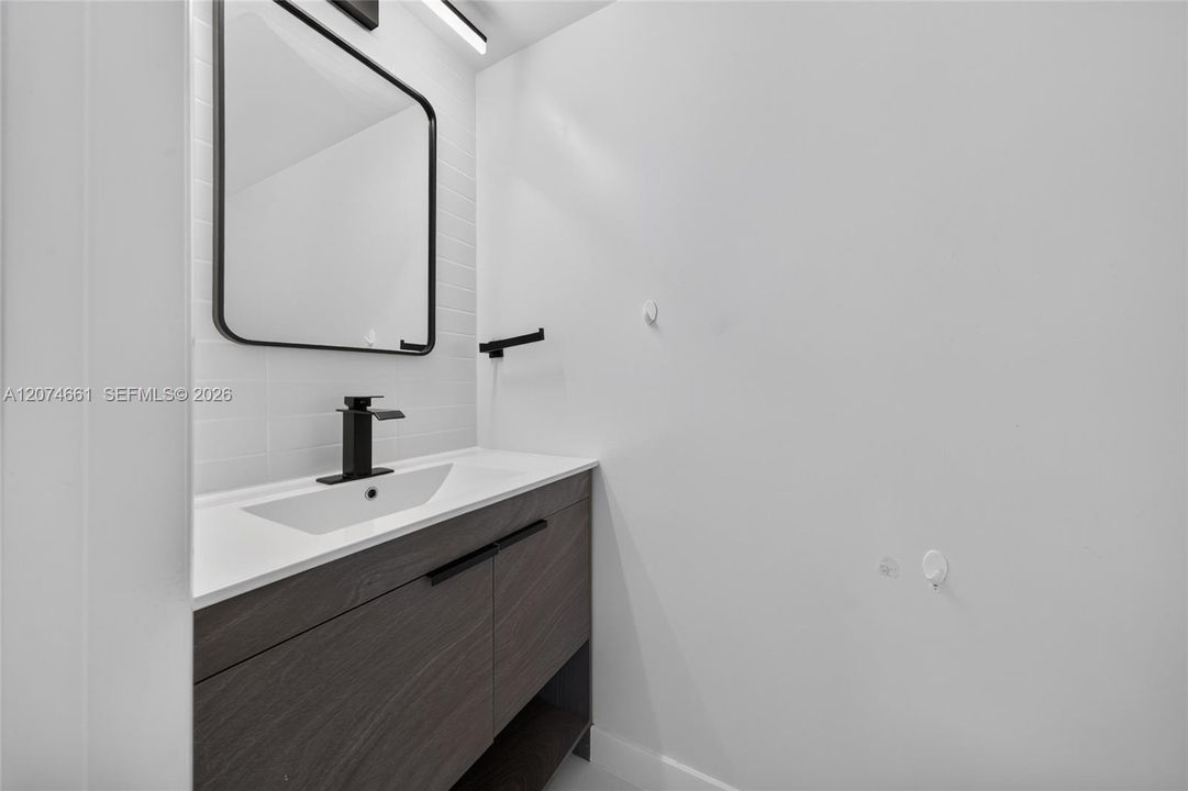 For Rent: $2,800 (2 beds, 1 baths, 1034 Square Feet)