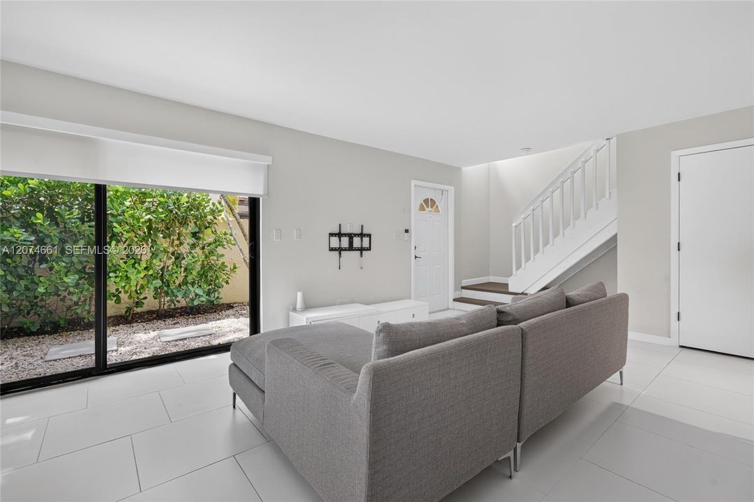 For Rent: $2,800 (2 beds, 1 baths, 1034 Square Feet)