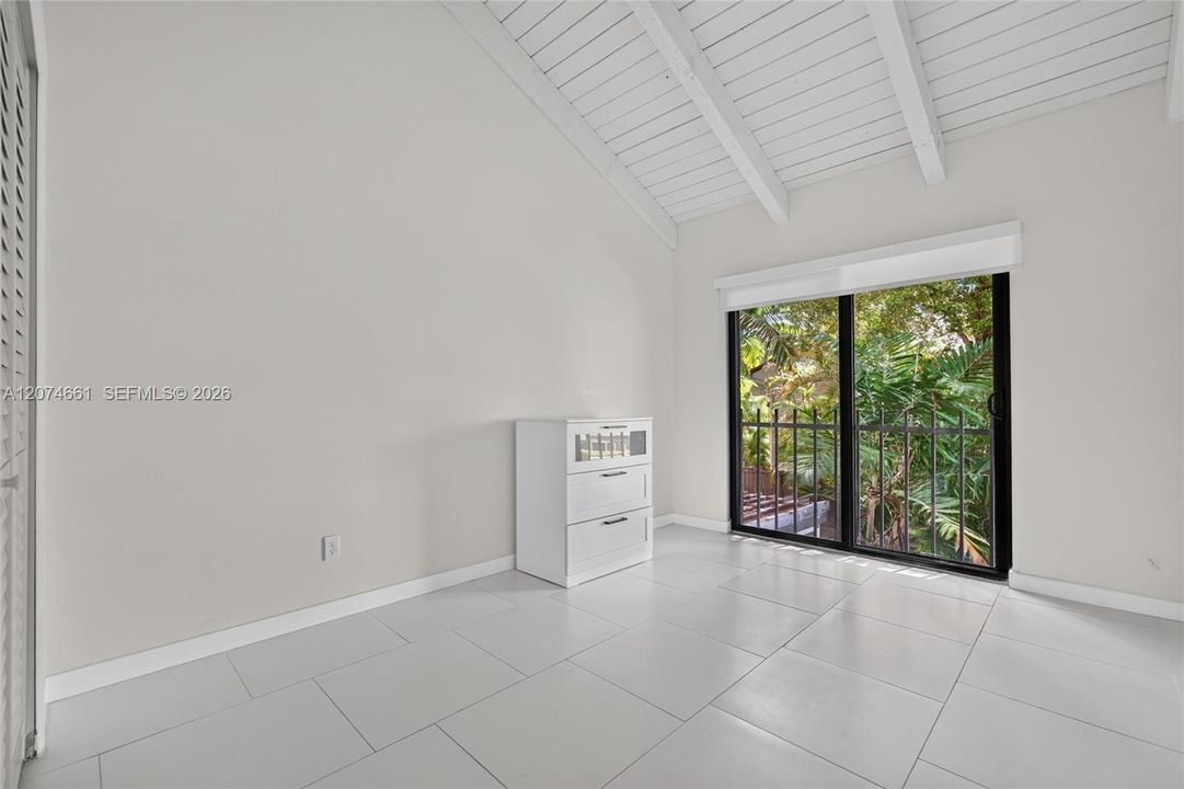 For Rent: $2,800 (2 beds, 1 baths, 1034 Square Feet)