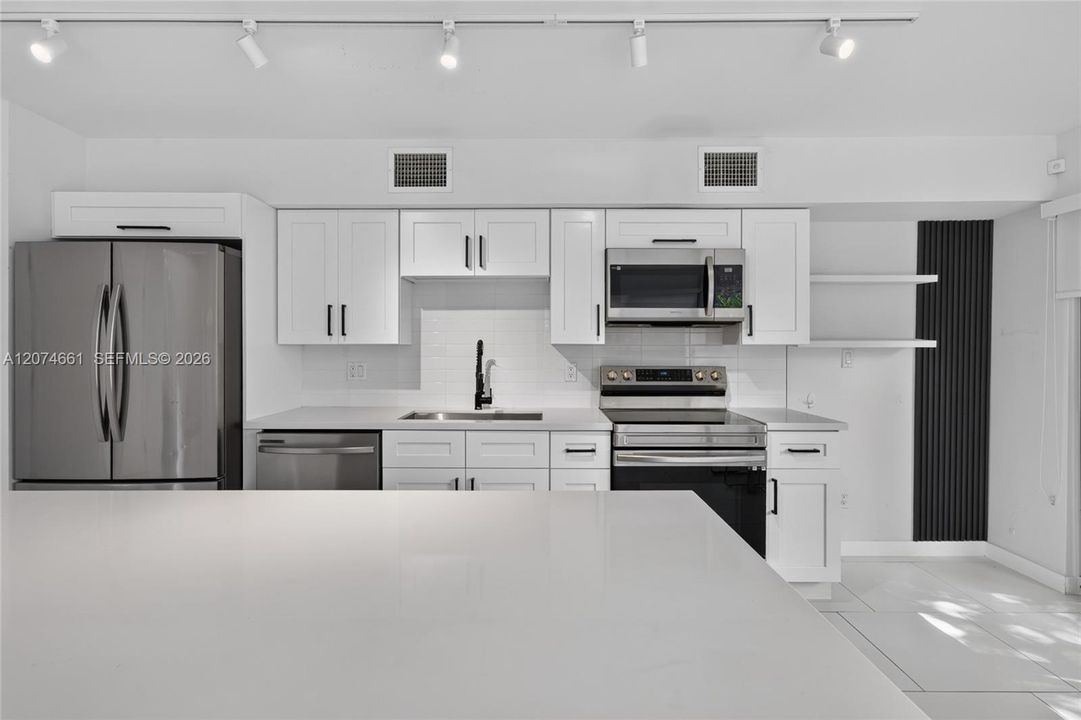 For Rent: $2,800 (2 beds, 1 baths, 1034 Square Feet)