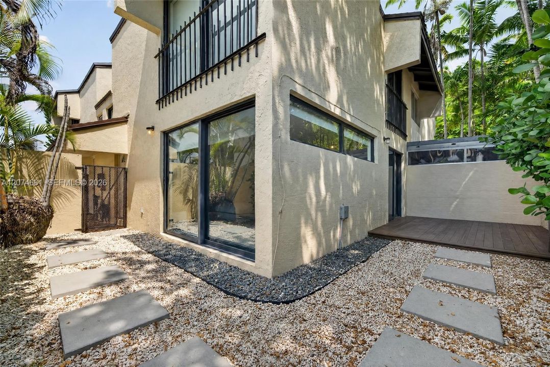 For Rent: $2,800 (2 beds, 1 baths, 1034 Square Feet)