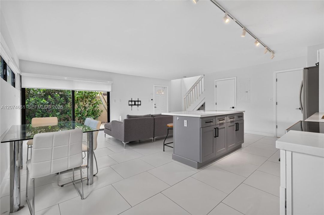 For Rent: $2,800 (2 beds, 1 baths, 1034 Square Feet)