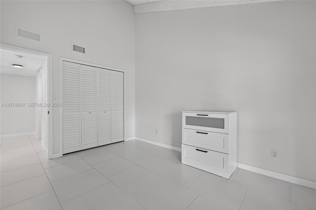 For Rent: $2,800 (2 beds, 1 baths, 1034 Square Feet)