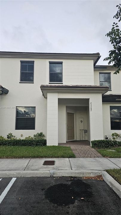 For Rent: $2,800 (3 beds, 2 baths, 1612 Square Feet)