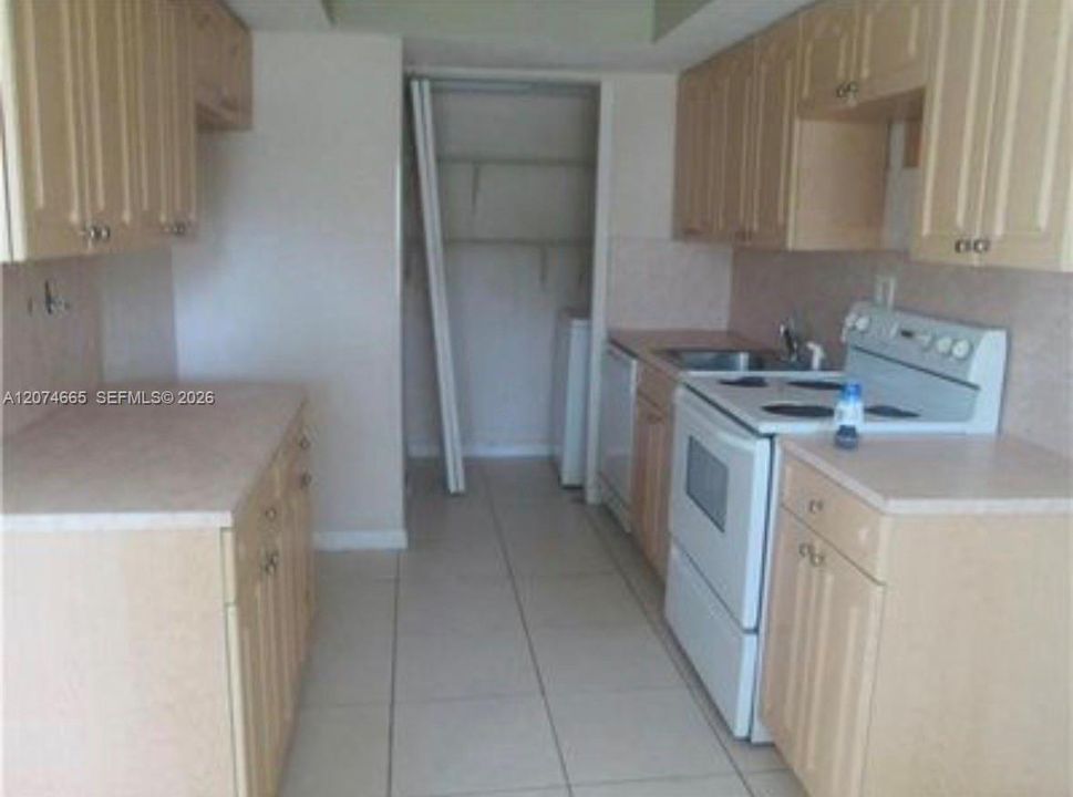 For Sale: $220,000 (2 beds, 1 baths, 940 Square Feet)