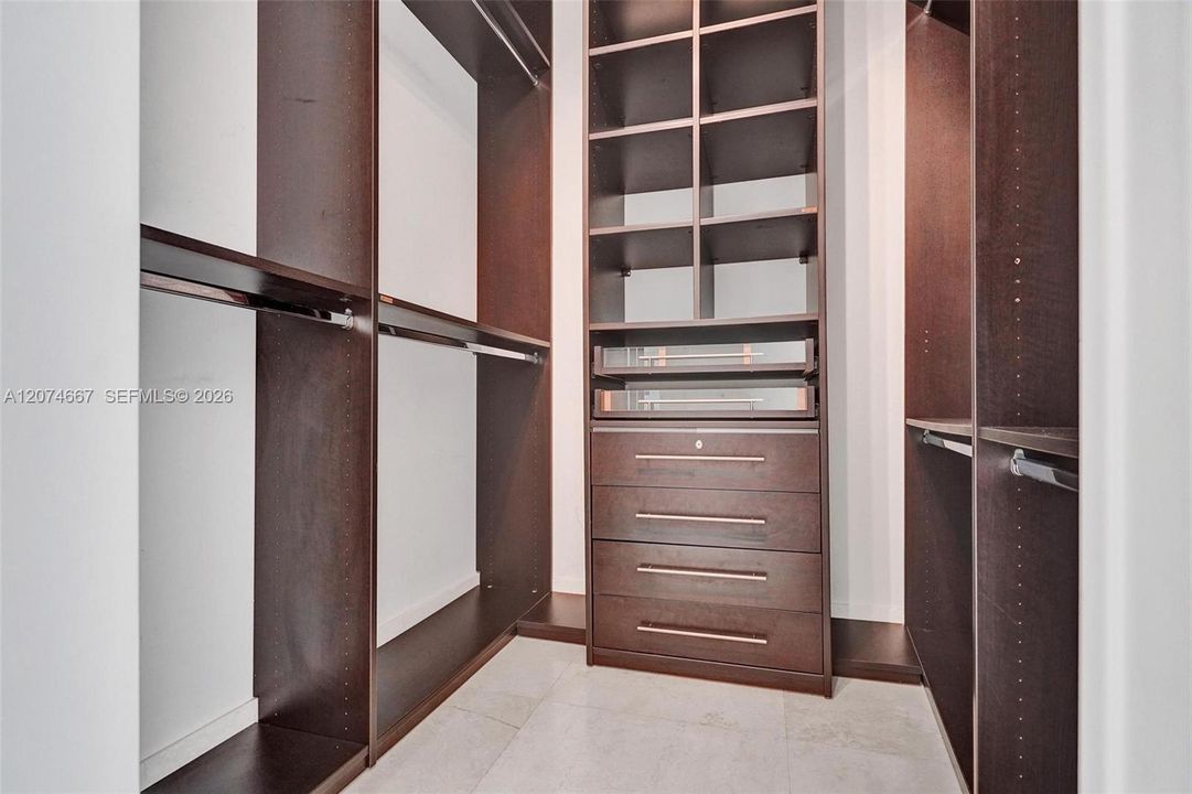 For Rent: $4,500 (1 beds, 1 baths, 1076 Square Feet)