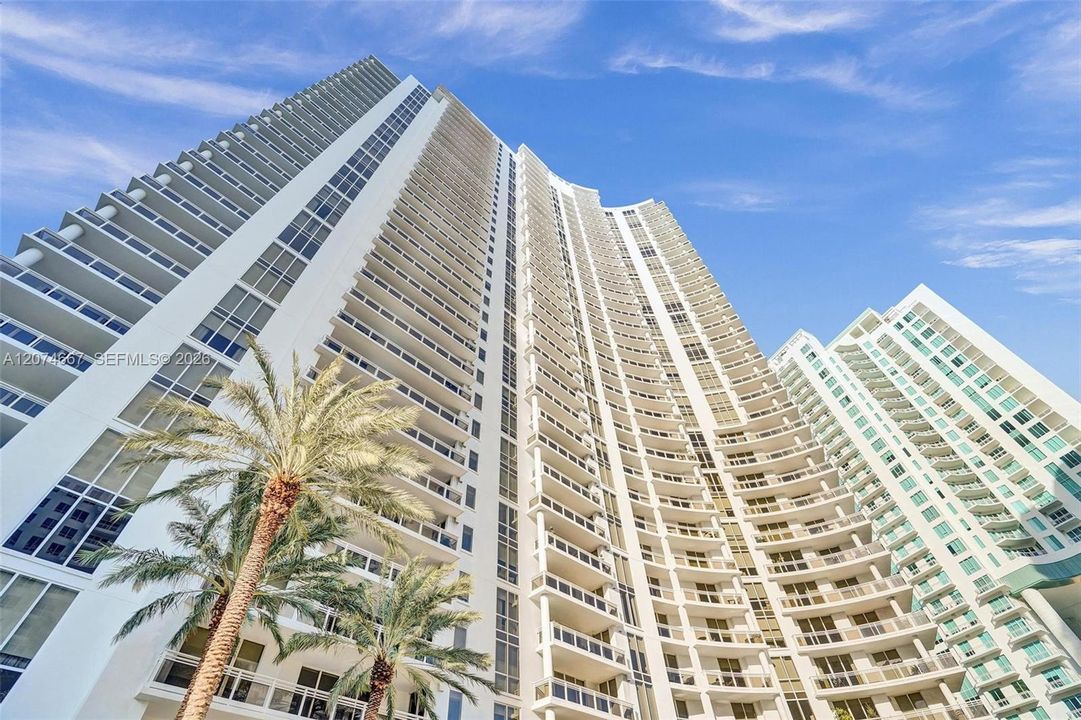 For Rent: $4,500 (1 beds, 1 baths, 1076 Square Feet)