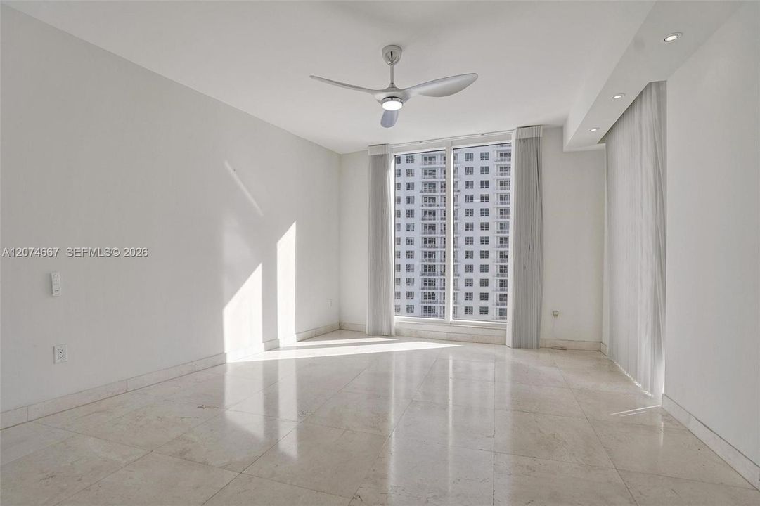 For Rent: $4,500 (1 beds, 1 baths, 1076 Square Feet)