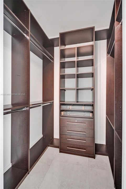 For Rent: $4,500 (1 beds, 1 baths, 1076 Square Feet)