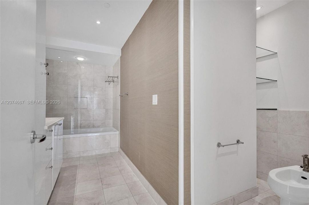 For Rent: $4,500 (1 beds, 1 baths, 1076 Square Feet)