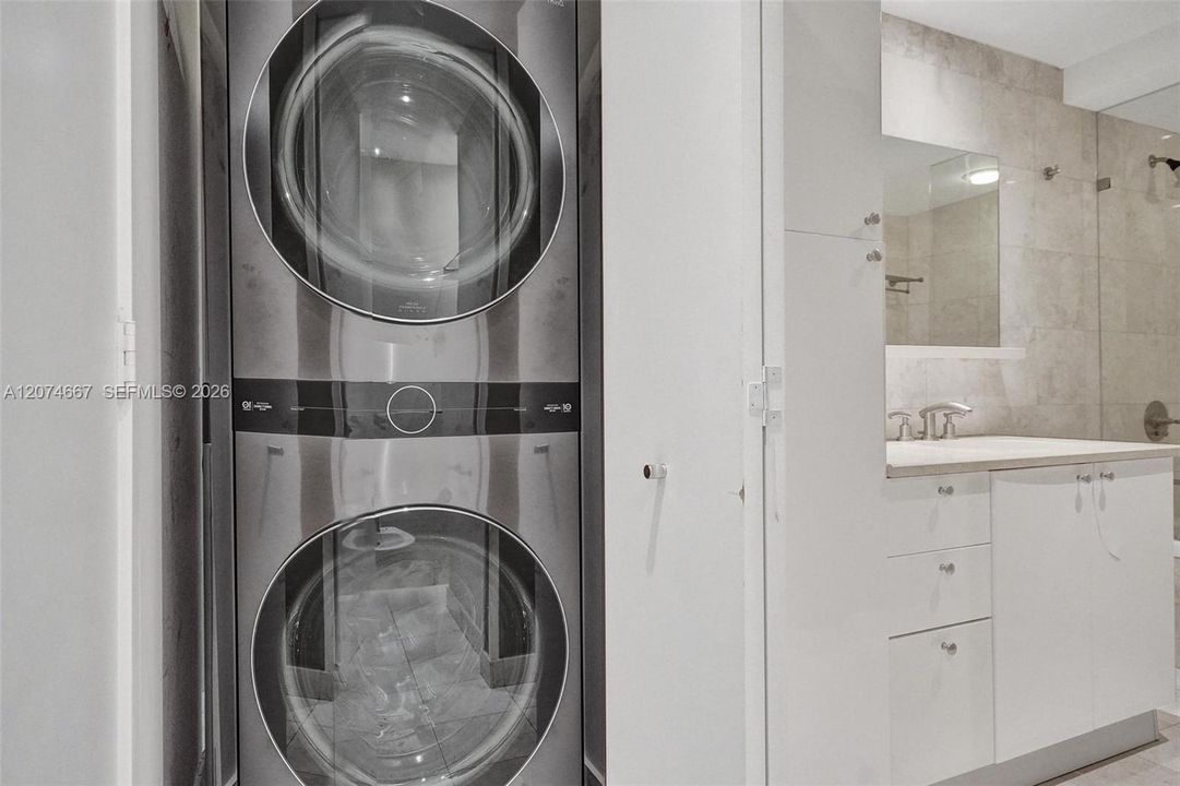 For Rent: $4,500 (1 beds, 1 baths, 1076 Square Feet)