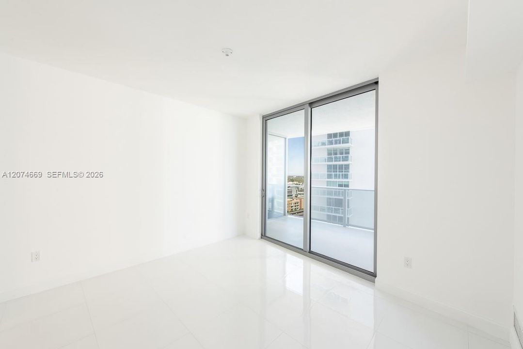 For Sale: $625,000 (1 beds, 2 baths, 979 Square Feet)