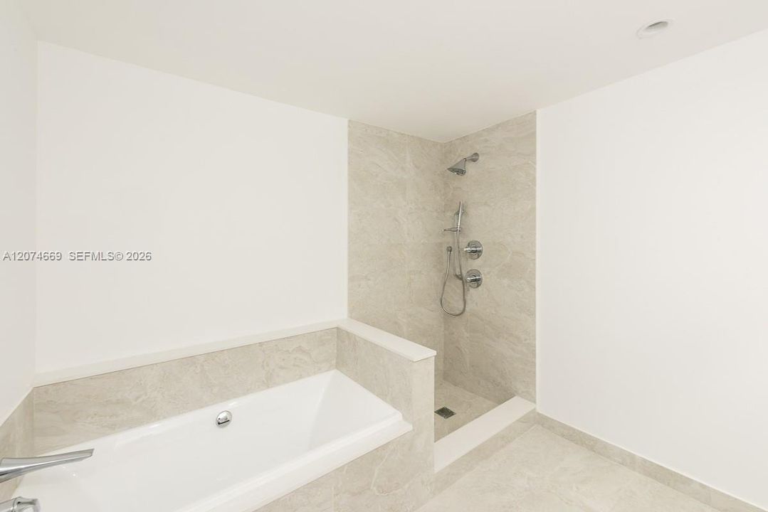For Sale: $625,000 (1 beds, 2 baths, 979 Square Feet)