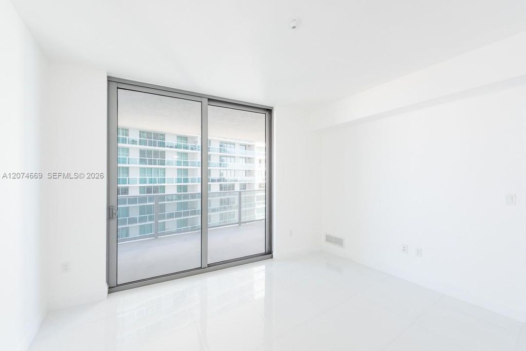 For Sale: $625,000 (1 beds, 2 baths, 979 Square Feet)
