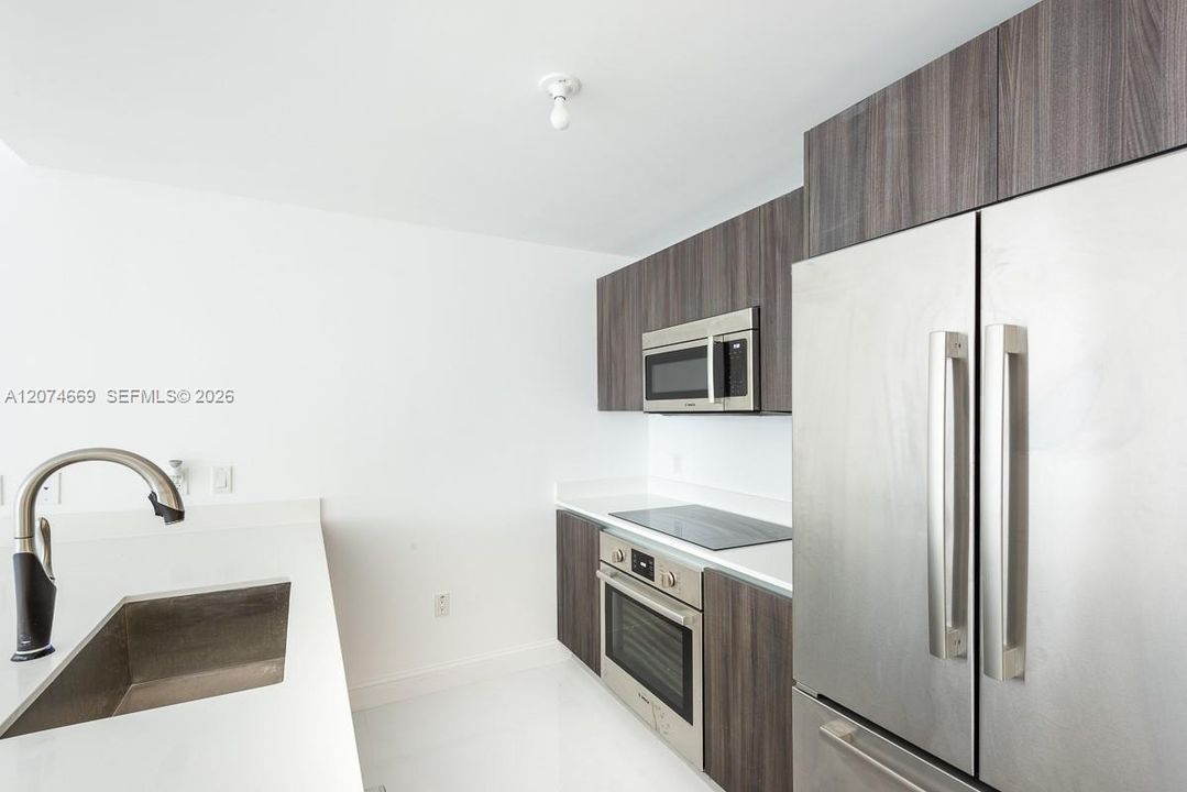 For Sale: $625,000 (1 beds, 2 baths, 979 Square Feet)