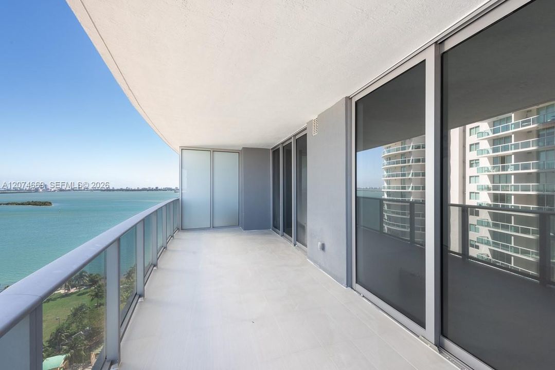 For Sale: $625,000 (1 beds, 2 baths, 979 Square Feet)
