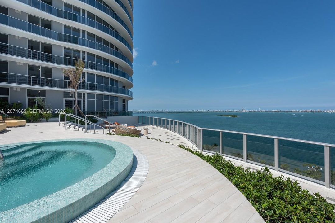 For Sale: $625,000 (1 beds, 2 baths, 979 Square Feet)