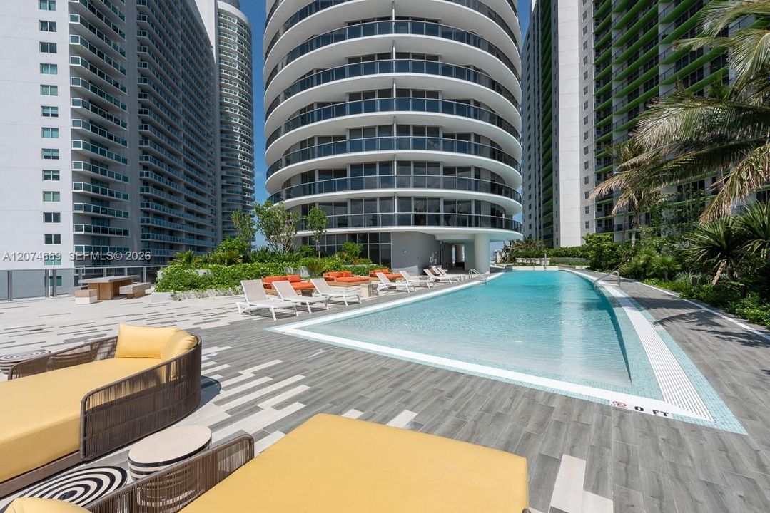 For Sale: $625,000 (1 beds, 2 baths, 979 Square Feet)