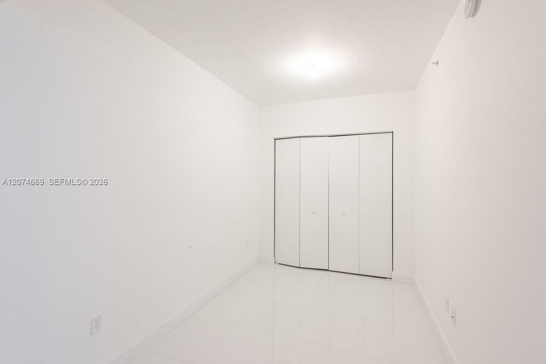 For Sale: $625,000 (1 beds, 2 baths, 979 Square Feet)