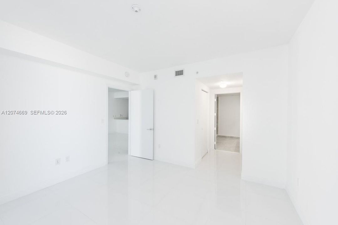 For Sale: $625,000 (1 beds, 2 baths, 979 Square Feet)