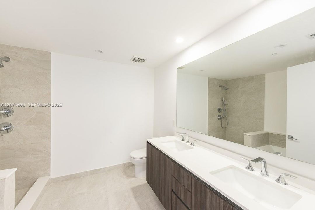 For Sale: $625,000 (1 beds, 2 baths, 979 Square Feet)