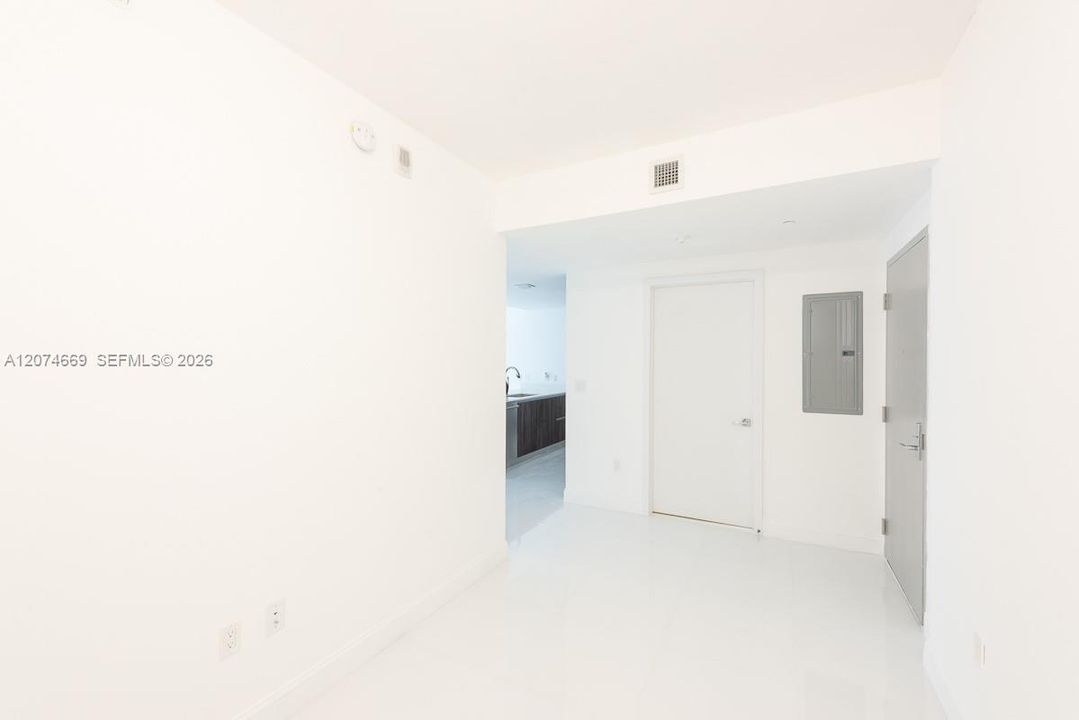 For Sale: $625,000 (1 beds, 2 baths, 979 Square Feet)
