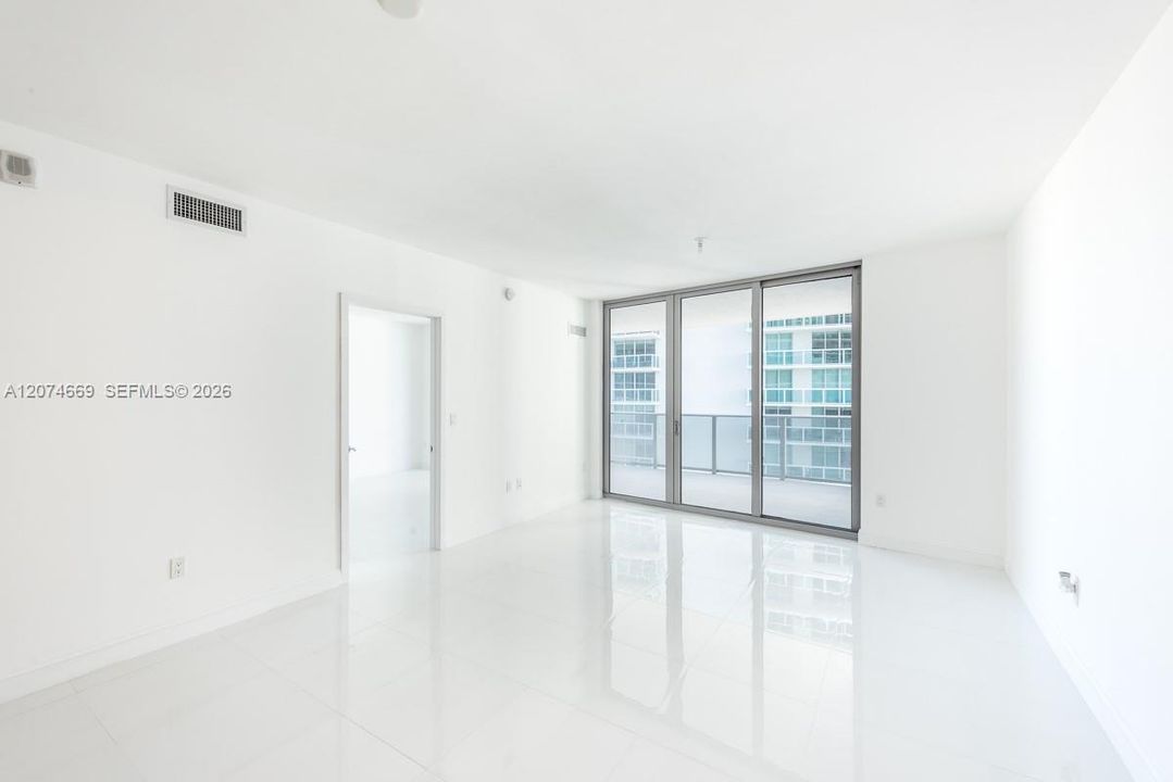 For Sale: $625,000 (1 beds, 2 baths, 979 Square Feet)