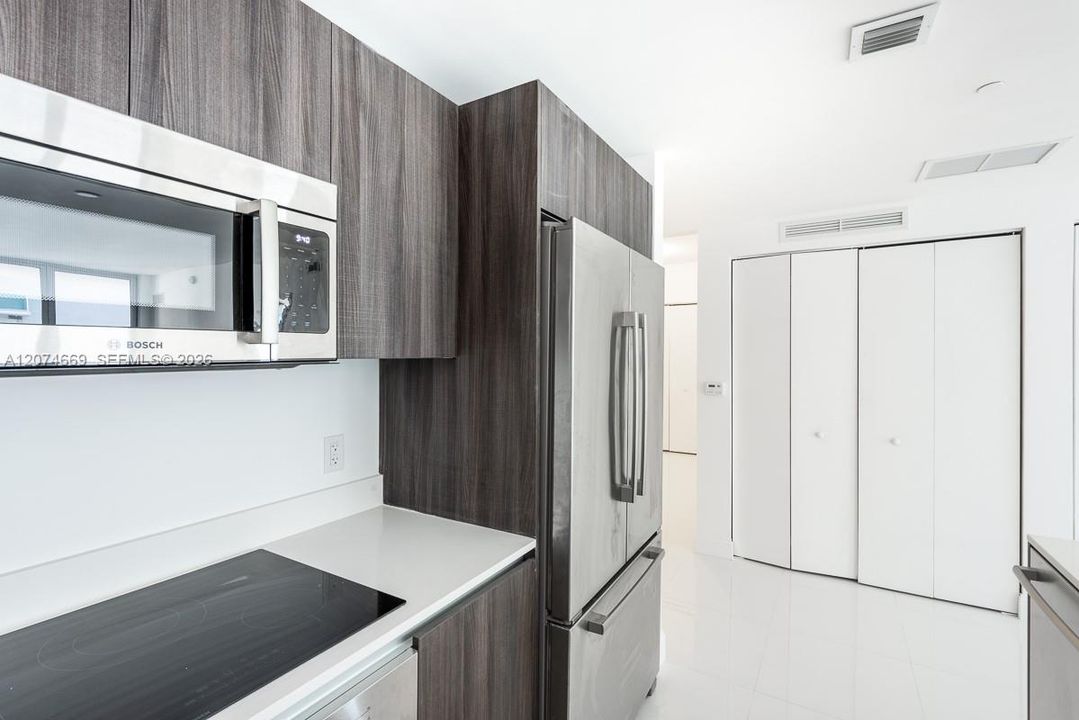 For Sale: $625,000 (1 beds, 2 baths, 979 Square Feet)