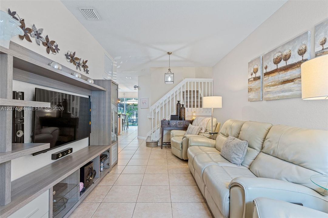 For Sale: $350,000 (4 beds, 3 baths, 1592 Square Feet)
