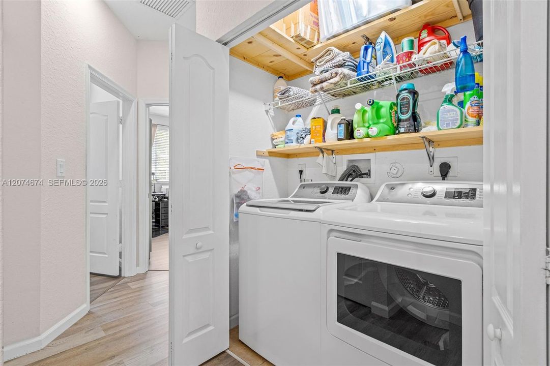 For Sale: $350,000 (4 beds, 3 baths, 1592 Square Feet)