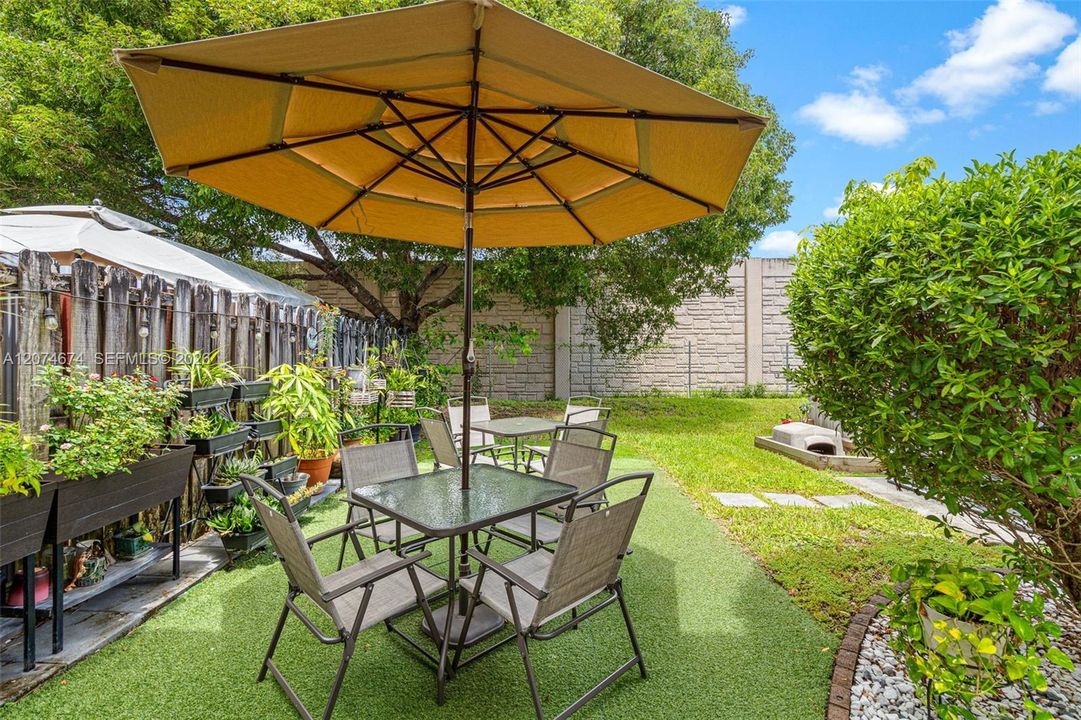 For Sale: $350,000 (4 beds, 3 baths, 1592 Square Feet)