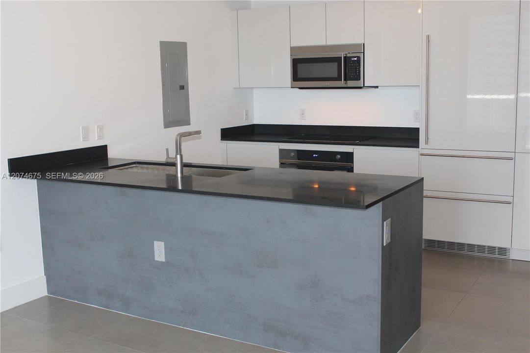 For Rent: $6,900 (2 beds, 3 baths, 1283 Square Feet)