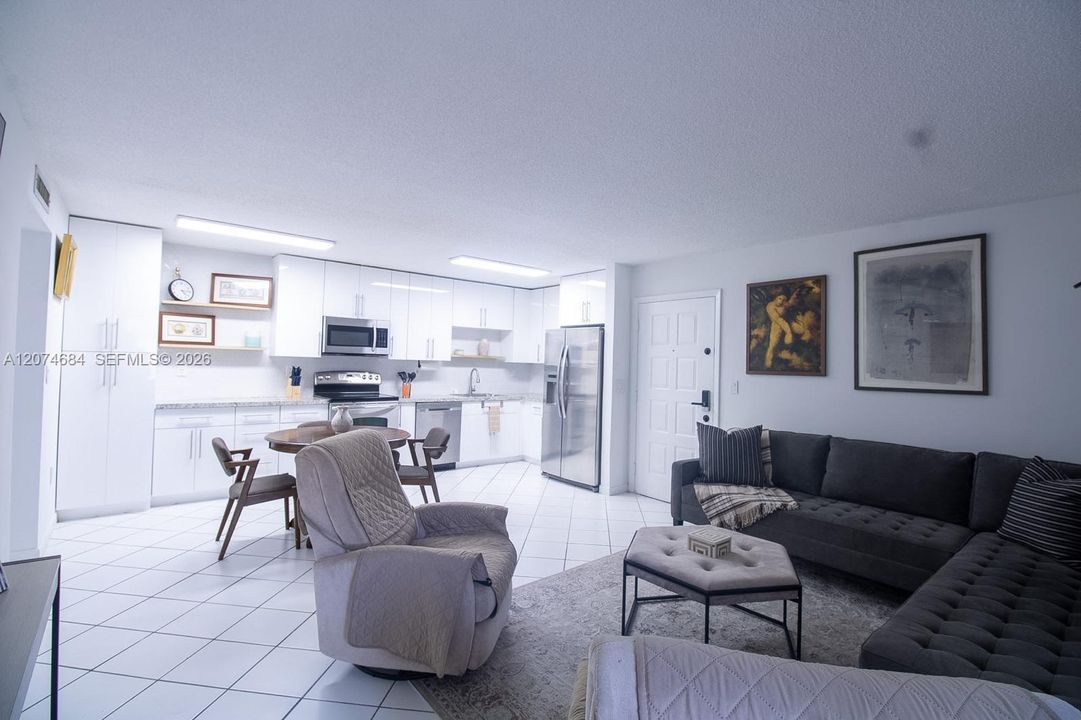 For Rent: $2,750 (2 beds, 2 baths, 827 Square Feet)