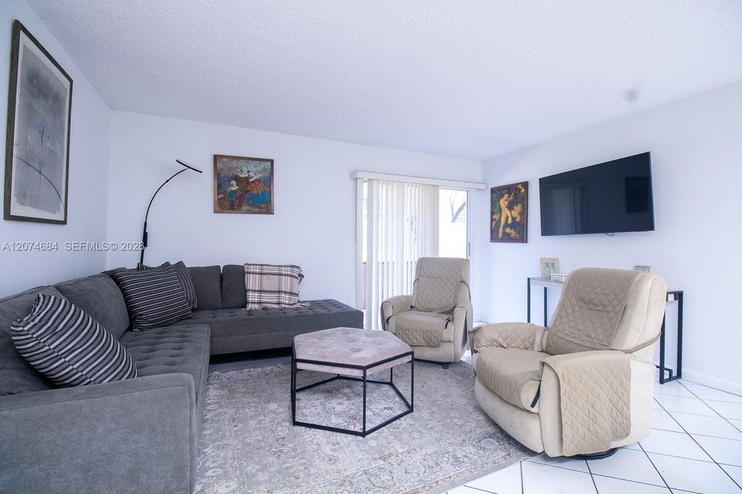 For Rent: $2,750 (2 beds, 2 baths, 827 Square Feet)