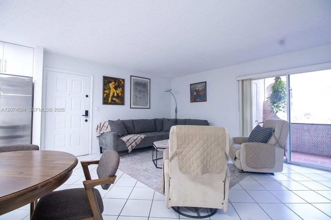 For Rent: $2,750 (2 beds, 2 baths, 827 Square Feet)