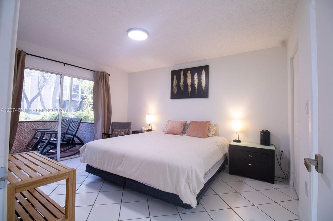 For Rent: $2,750 (2 beds, 2 baths, 827 Square Feet)