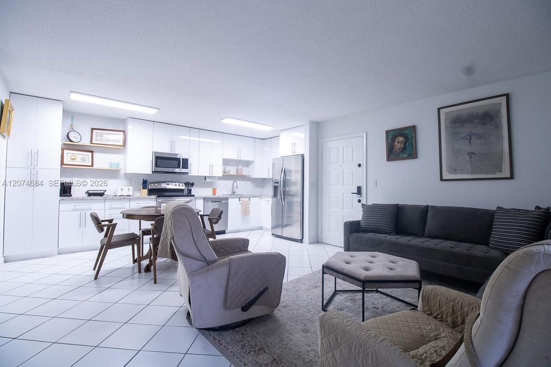 For Rent: $2,750 (2 beds, 2 baths, 827 Square Feet)
