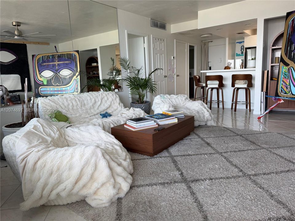 For Rent: $2,800 (1 beds, 1 baths, 812 Square Feet)