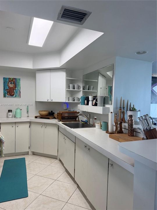 For Rent: $2,800 (1 beds, 1 baths, 812 Square Feet)