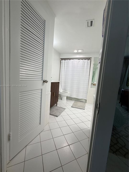 For Rent: $2,800 (1 beds, 1 baths, 812 Square Feet)