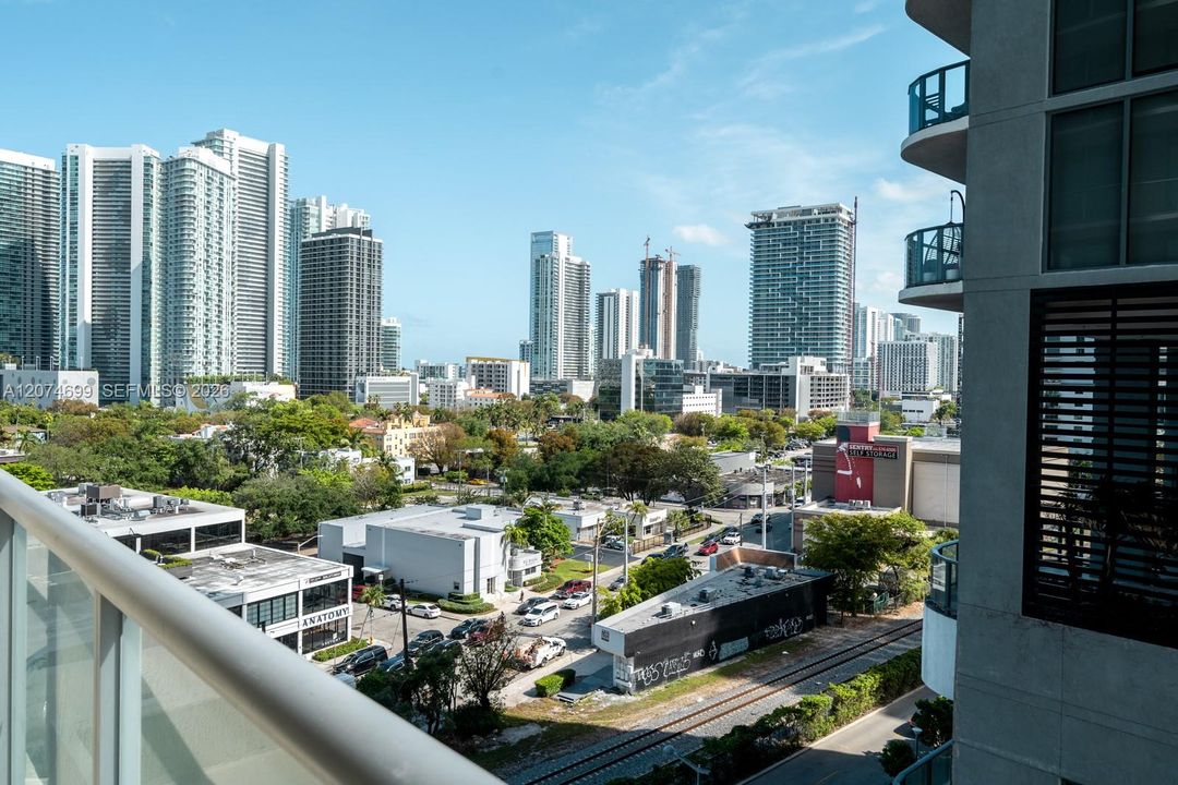 For Rent: $2,950 (1 beds, 1 baths, 697 Square Feet)