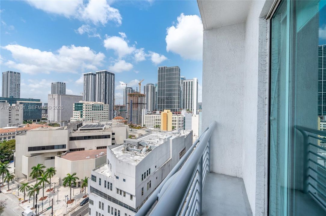 For Rent: $2,650 (1 beds, 1 baths, 685 Square Feet)