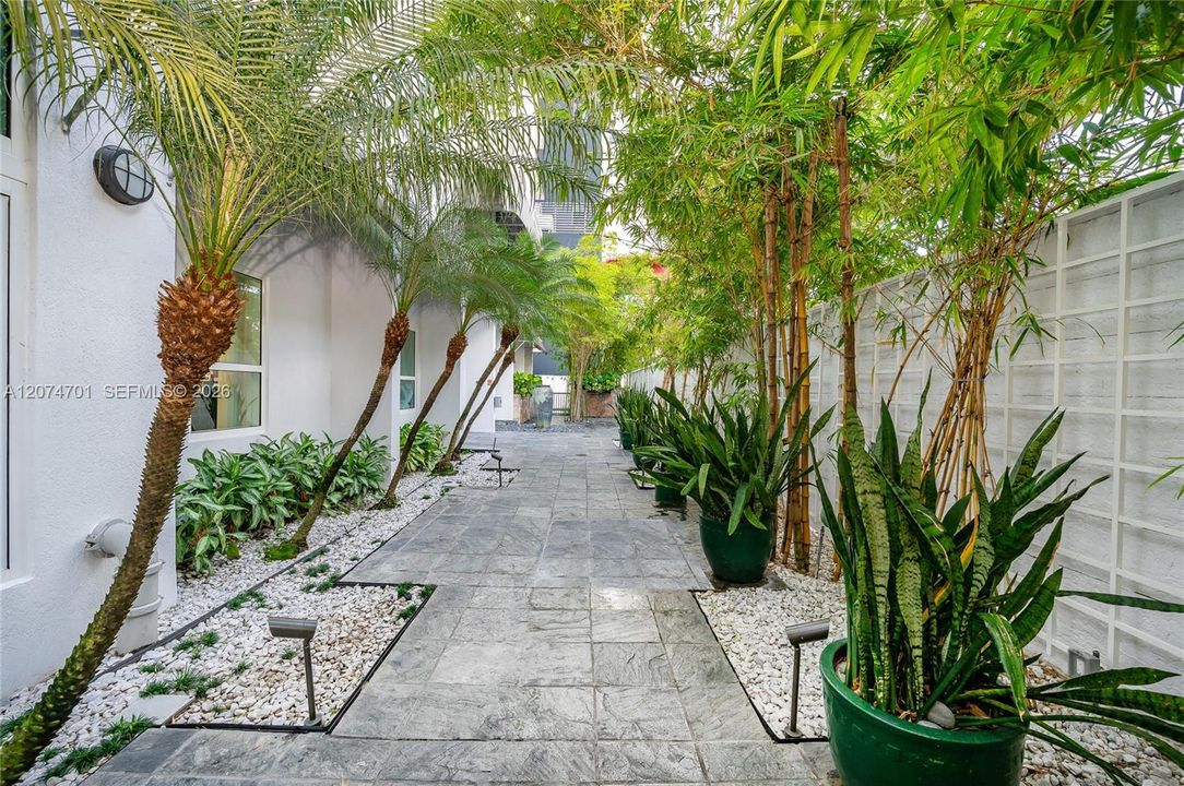 For Rent: $2,650 (1 beds, 1 baths, 685 Square Feet)