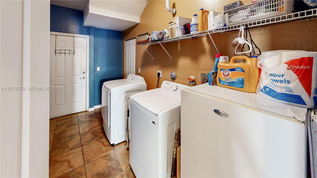 For Sale: $615,000 (5 beds, 3 baths, 2727 Square Feet)