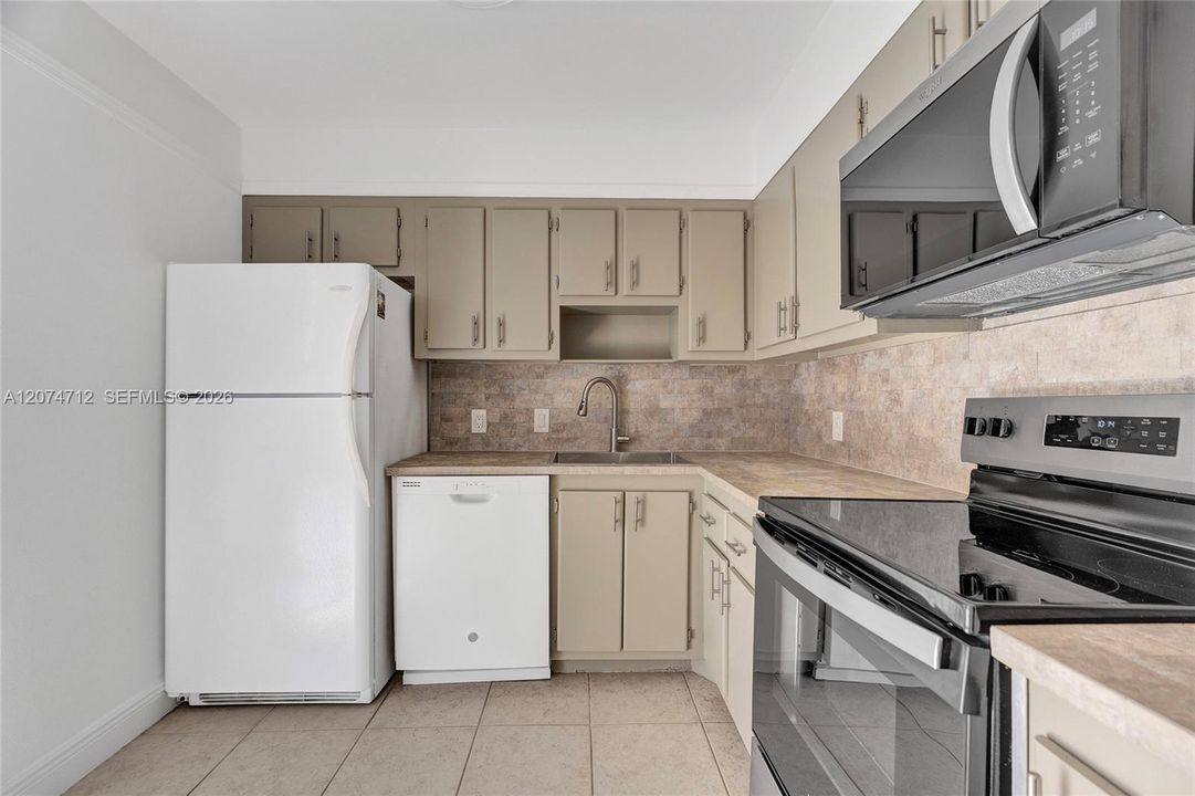 For Sale: $179,500 (1 beds, 1 baths, 741 Square Feet)