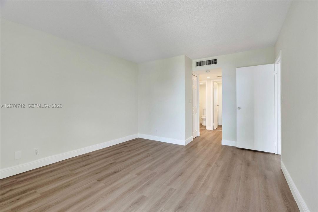 For Sale: $179,500 (1 beds, 1 baths, 741 Square Feet)